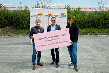 Austrotherm Österreich Geschäftsführer Vertrieb Robert Novak (Mitte) bedankt sich bei Harald Neumayer (Geschäftsführer der Neumayer Bau Ges-m.b.H.) und Florian Neumayer (Bauleitung) für die sauberste recycelbare XPS-Menge 2021 mit 9 m3 Austrotherm XPS.