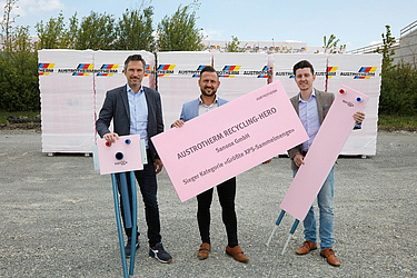 Von links: Austrotherm Österreich Geschäftsführer Vertrieb Robert Novak bedankt sich bei Manuel Remler und Bernhard Schneidhofer von SANOOX GmbH für die größte recycelbare XPS-Menge 2021 mit 21 m3 Austrotherm XPS. 